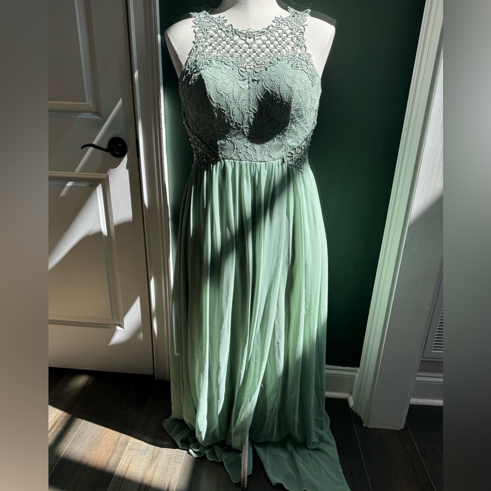 Elegant Green Lace Evening Gown